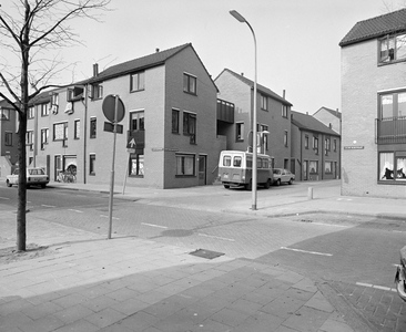 884746 Gezicht op de nieuwbouwwoningen op de hoek van de Jacob Simonsz. de Rijkstraat (voorgrond) en de Adam van ...